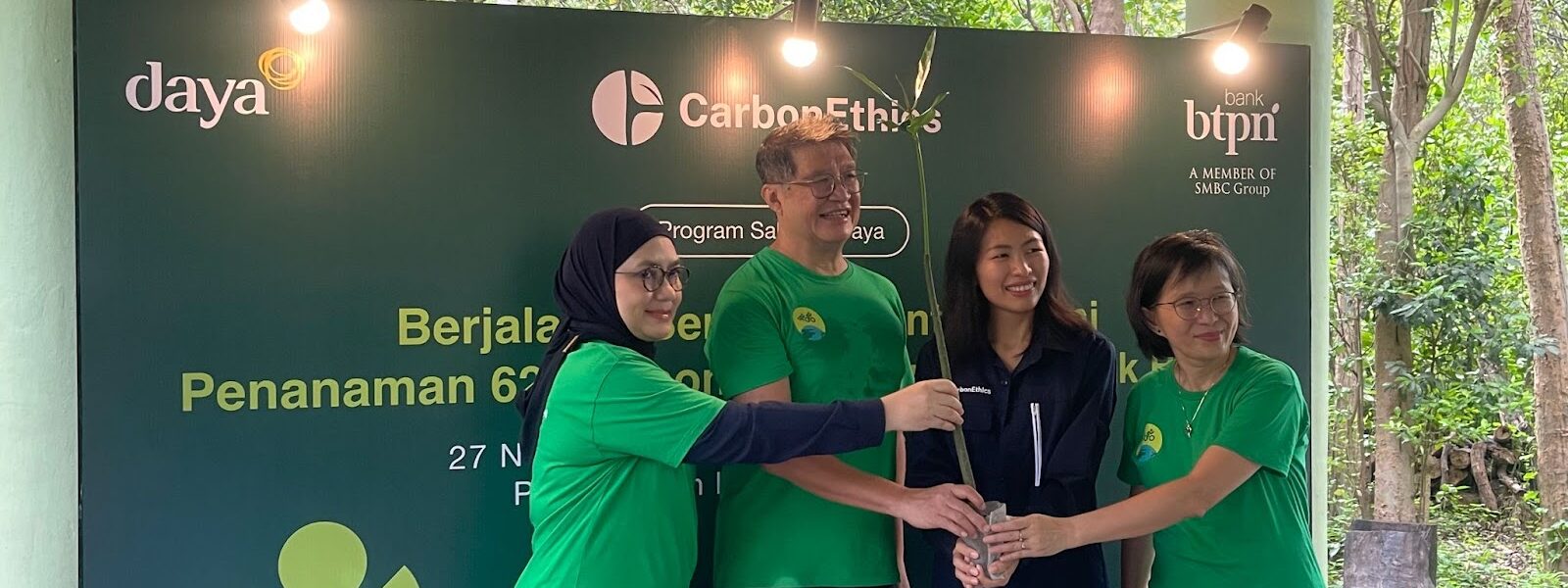 Kegiatan simbolis penanaman mangrove Bank BTPN bersama Merisa Darwis (Direktur Operasional Bank BTPN), Jessica Novia (Co-Founder CarbonEthics dan Founder Bumi Journey), Henoch Munandar (Direktur Utama PT Bank BTPN, Tbk), Dini Herdini (Direktur Kepatuhan & Legal Bank BTPN) [dari kiri ke kanan]