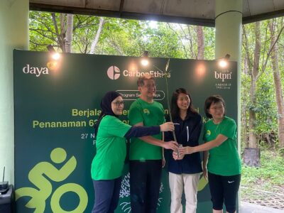 Kegiatan simbolis penanaman mangrove Bank BTPN bersama Merisa Darwis (Direktur Operasional Bank BTPN), Jessica Novia (Co-Founder CarbonEthics dan Founder Bumi Journey), Henoch Munandar (Direktur Utama PT Bank BTPN, Tbk), Dini Herdini (Direktur Kepatuhan & Legal Bank BTPN) [dari kiri ke kanan]