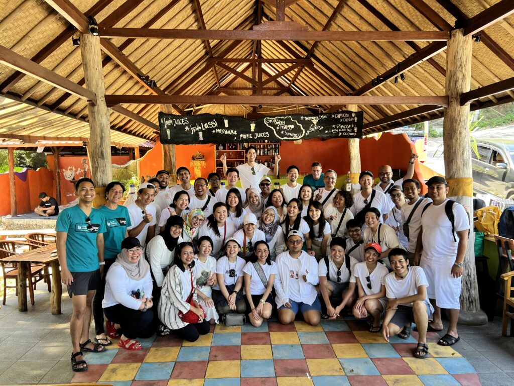 foto bersama gathering kantor tema hijau