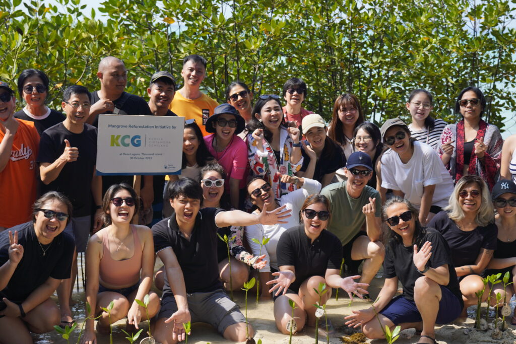 peserta acara gathering kantor KCG  (Kurnia Ciptamoda Gemilang) menanam mangrove di Desa Laguna