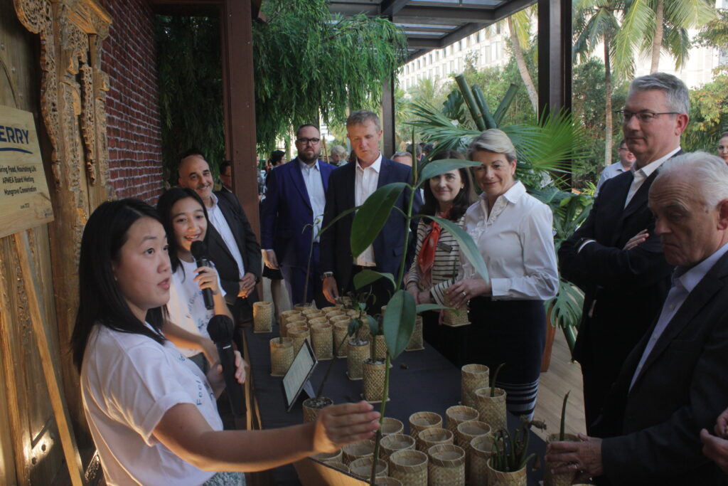Peserta delegasi dari luar negeri menyimak showcase bibit tanaman sustainable dari tim Bumi Journey