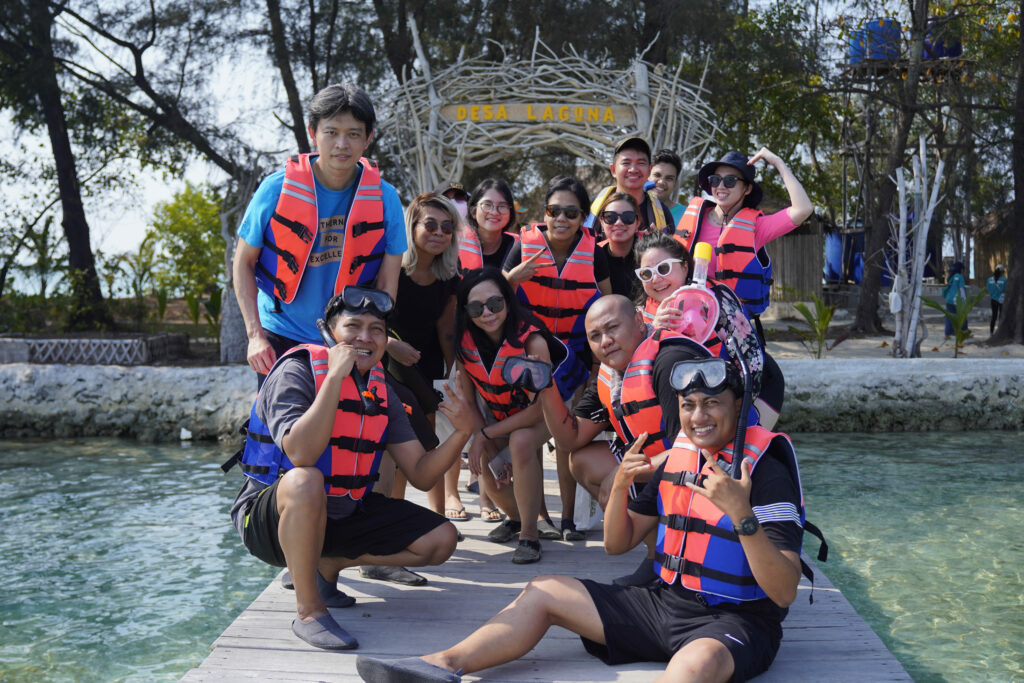 Sekelompok wisatawan dalam 1 grup berpose di atas dermaga pintu masuk Desa Laguna